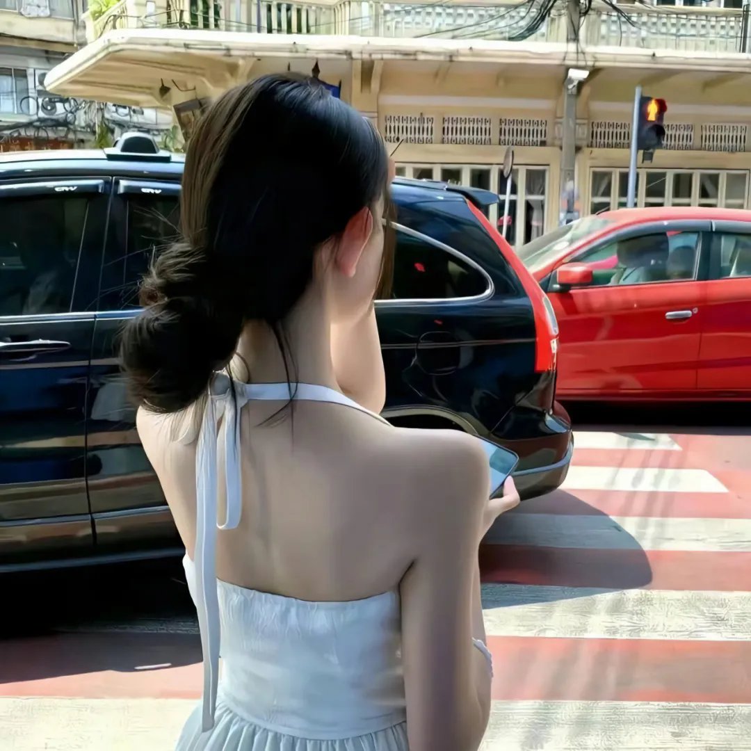 戴流苏耳环的少女